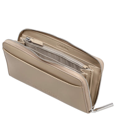 Calvin Klein Embossed Logo - Portafoglio L 12cc 19.2 cm RFID (crockery)